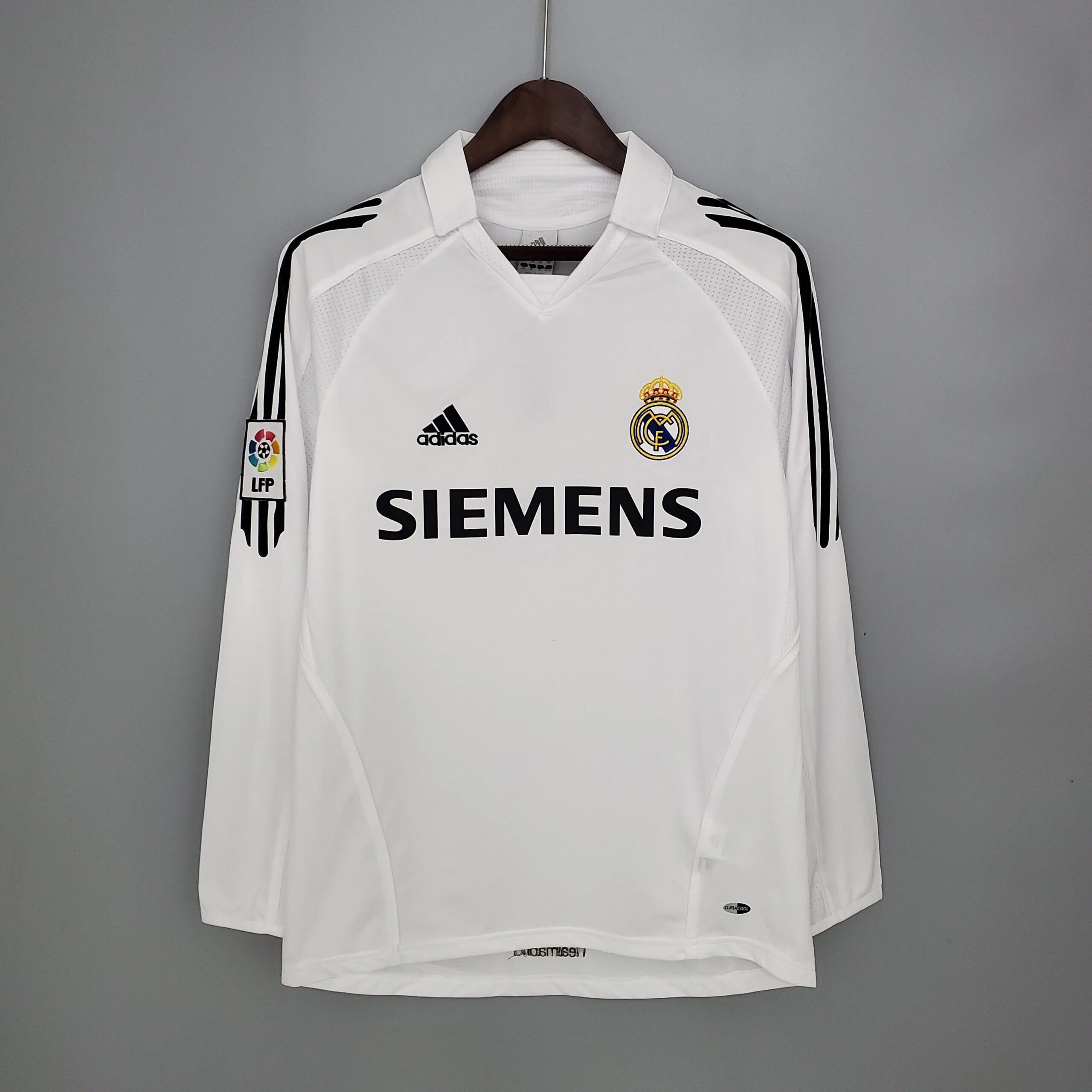 68FBAF50-F59F-05DC-2DFC-361921A2F016-scaled-1.jpg Real Madrid 2005-2006 home long-sleeved shirt - Image 1