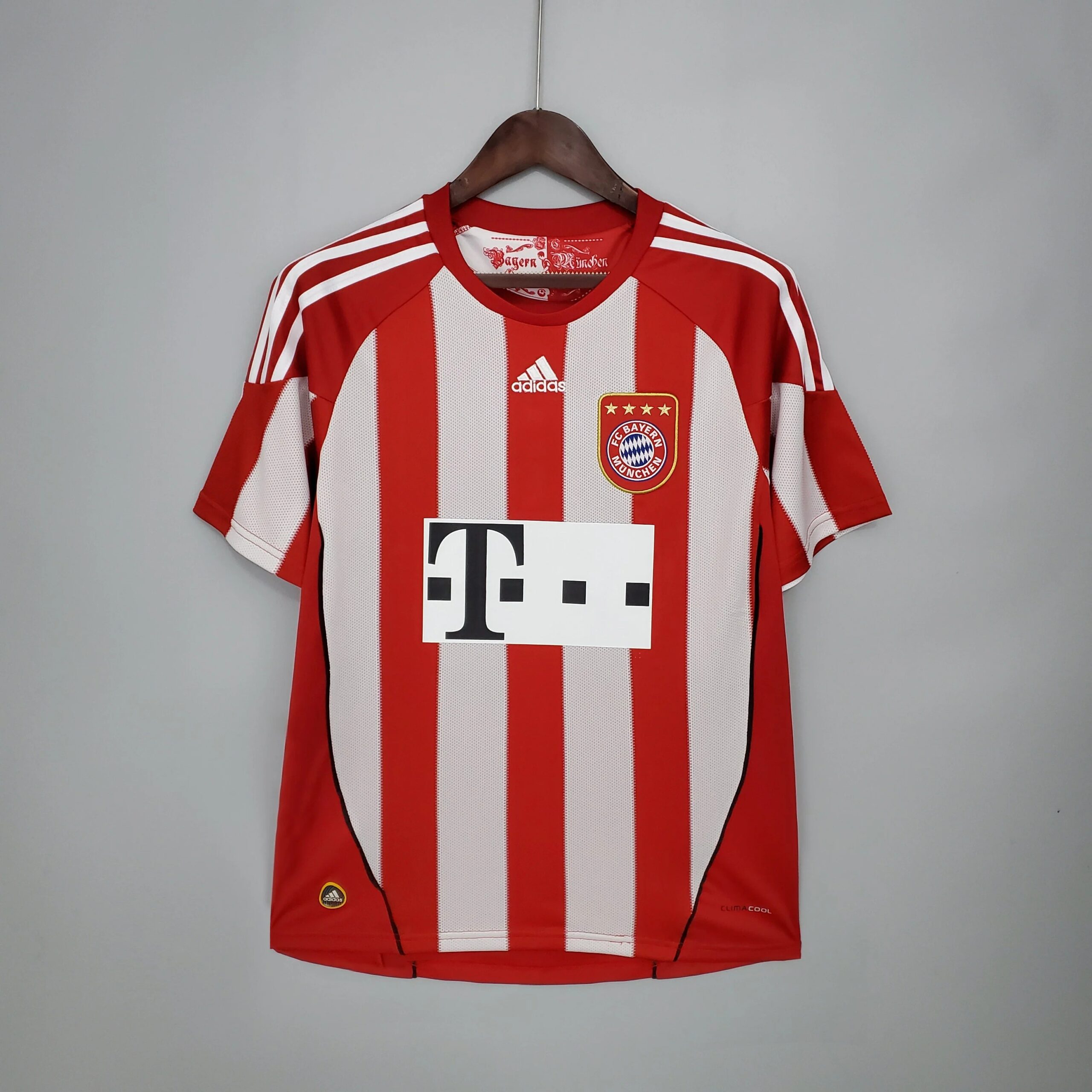 拜仁慕尼黑-2010-2011-主场球衣-scaled-1.jpg Bayern Munich 2010-2011 home shirt - Image 1