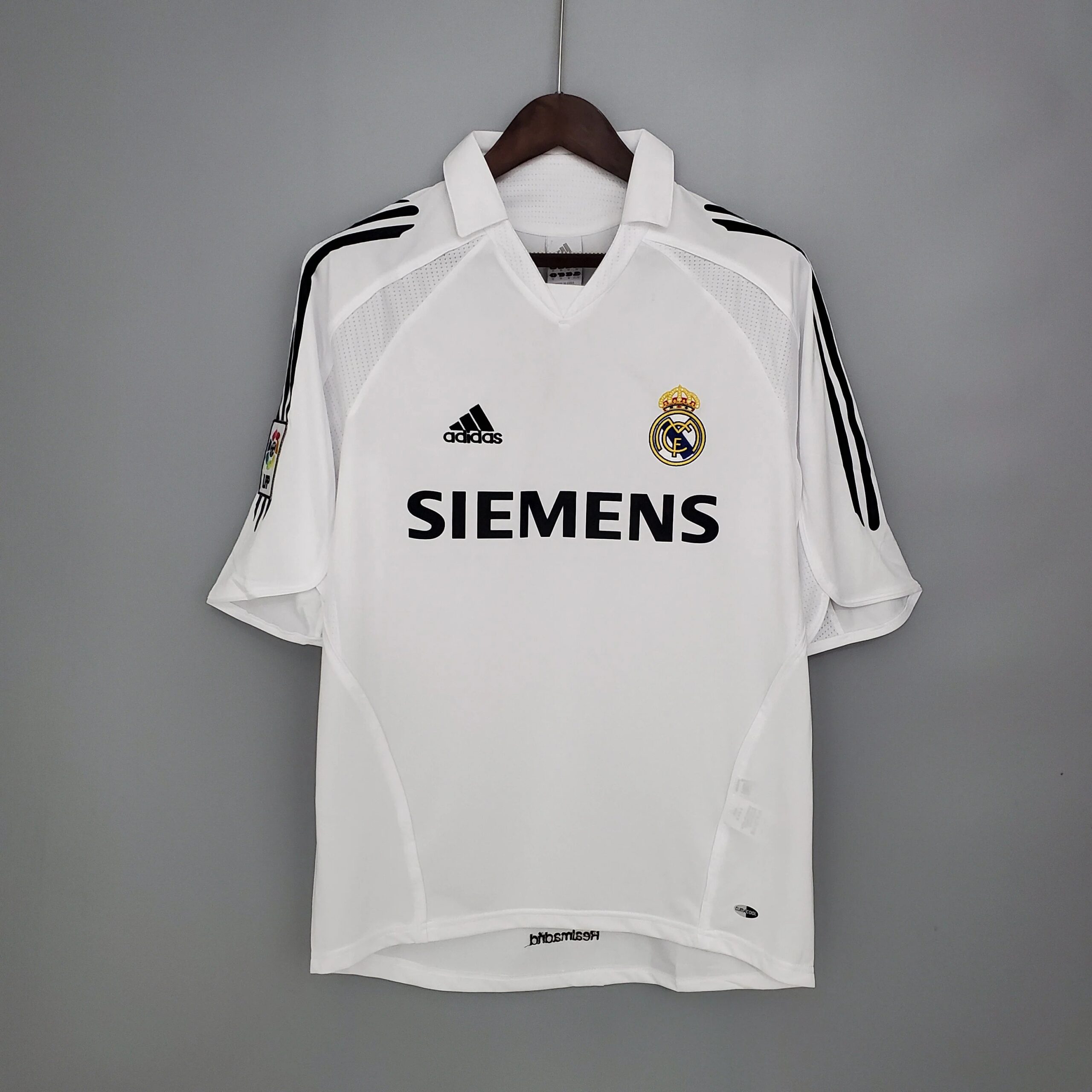 皇家马德里-2005-2006-主场球衣-2-scaled-1.jpg Real Madrid 2005 - 2006 home kit - Image 1